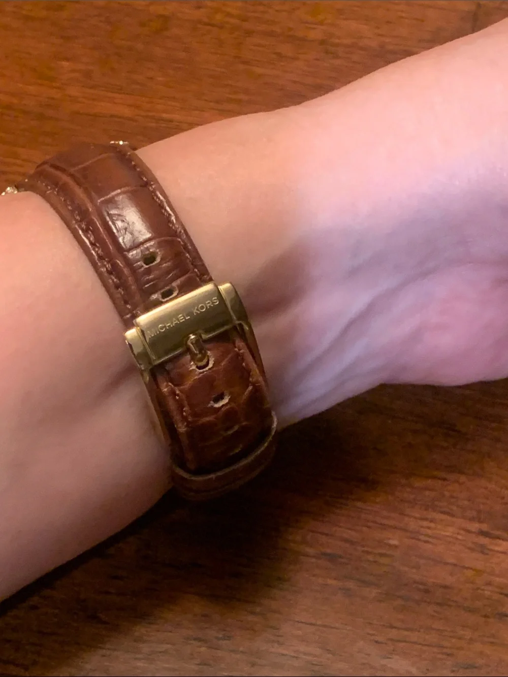 Absolutely stunning Michael Kors watch with Krystals and leather belt. Must !